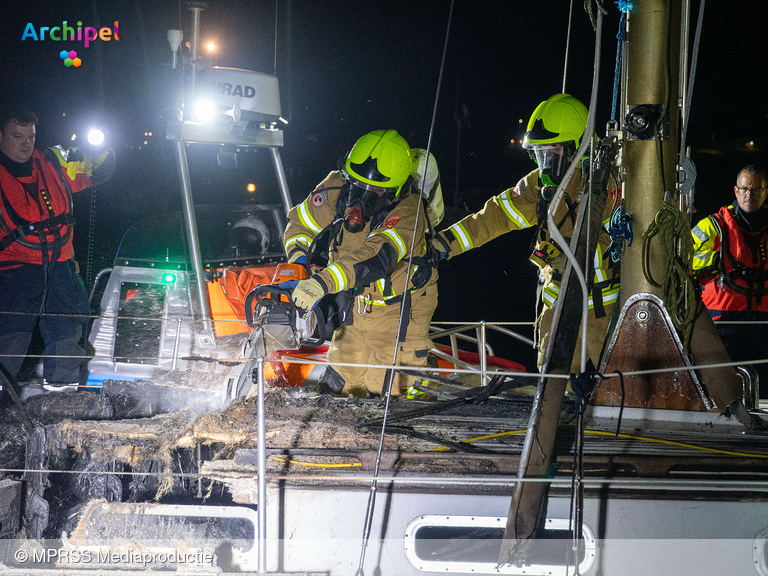 Foto behorende bij Brand verwoest zeiljacht in jachthaven Stellendam